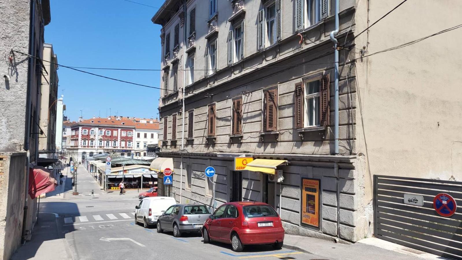 Collins Emerald Center PUY Exterior foto